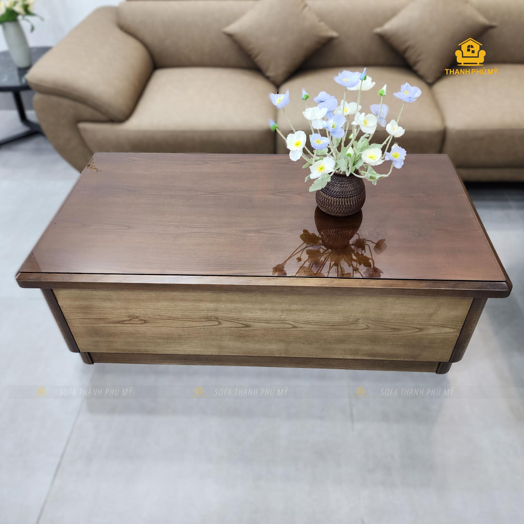 Mặt trước bàn sofa gỗ sồi 67x127cm với hệ vân gỗ chạy ngang tự nhiên, khung chân đầm chắc và các góc bo tròn an toàn.