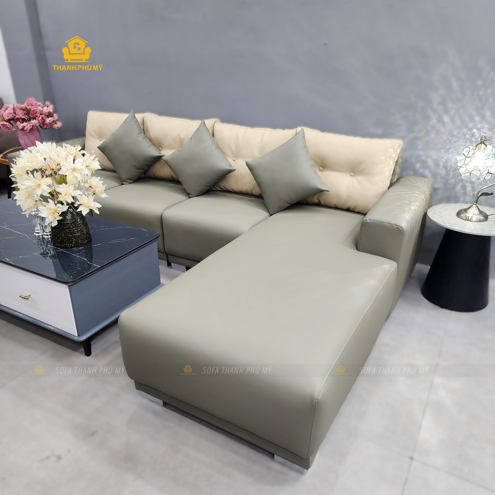 Phần văng dài 1m9 của bộ sofa góc L tạo không gian ngả lưng rộng rãi, đệm phẳng êm ái kết hợp cùng gối trang trí màu xanh xám.