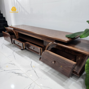 Kệ tivi gỗ Óc Chó tại showroom Thạnh Phú Mỹ mở toàn bộ 4 ngăn kéo, thể hiện cấu tạo khoang hở tiện dụng ở giữa và các hộc chứa đồ lớn dành cho không gian phòng khách.