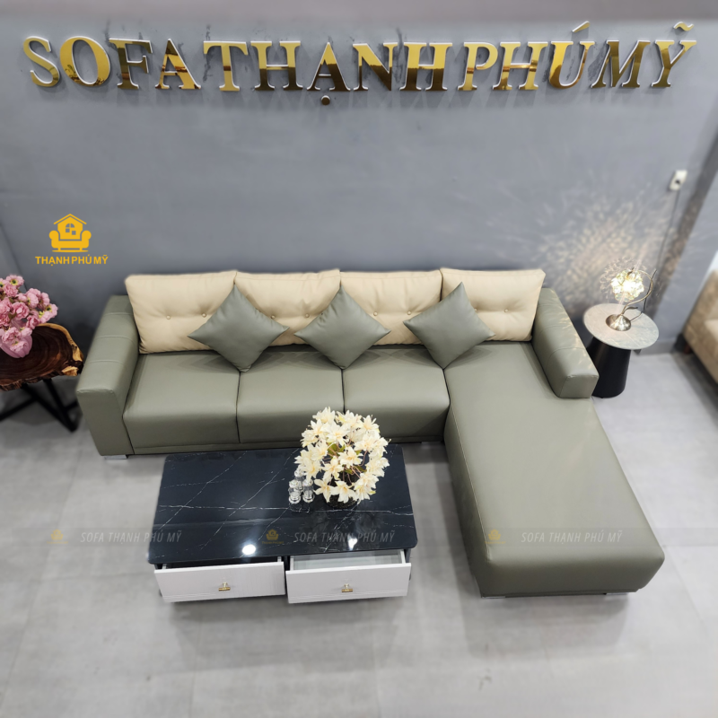 Tổng thể mẫu sofa BMT góc L 2m8 x 1m9 bọc da Microfiber màu xanh xám Sage Green phối tựa lưng be kem trưng bày tại showroom Thạnh Phú Mỹ.