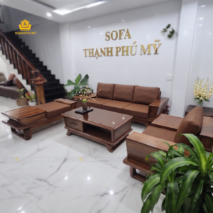 Bộ sofa gỗ óc chó cao cấp gồm văng 2m65, ghế đơn và bàn trà mặt kính trà tại showroom Thạnh Phú Mỹ Buôn Ma Thuột.
