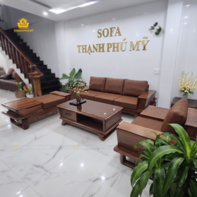 Bộ sofa gỗ óc chó cao cấp gồm văng 2m65, ghế đơn và bàn trà mặt kính trà tại showroom Thạnh Phú Mỹ Buôn Ma Thuột.