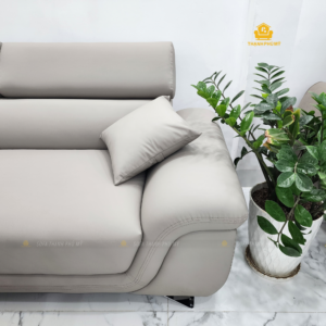 Tay vịn bo cong của sofa da Simili xám be trưng bày tại Thạnh Phú Mỹ.