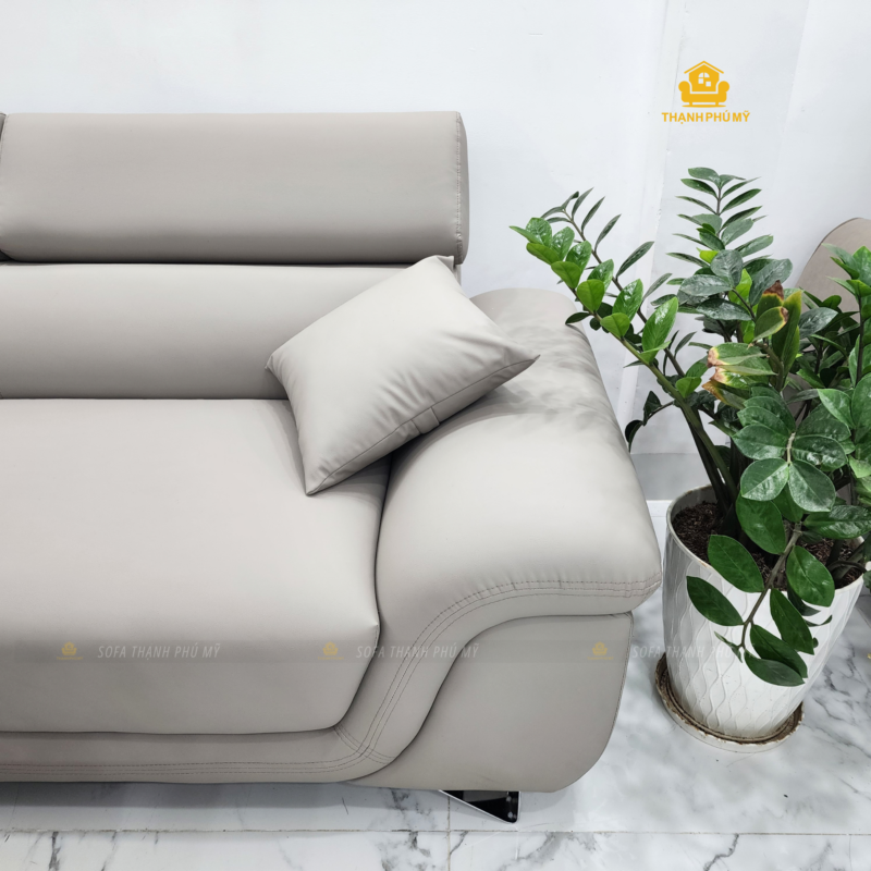 Tay vịn bo cong của sofa da Simili xám be trưng bày tại Thạnh Phú Mỹ.