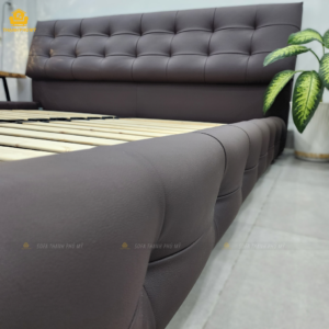 Cận cảnh thành và đuôi giường bọc Microfiber màu nâu trầm.
