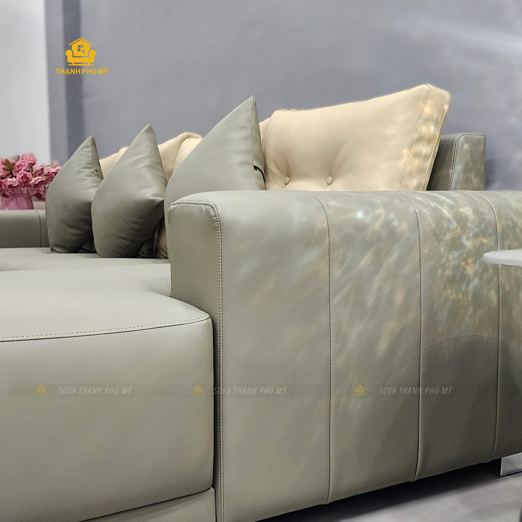 Cận cảnh thiết kế tay ghế vuông bản lớn trên mẫu sofa góc L, bề mặt da Microfiber vân lỳ màu xanh xám với các đường may thẳng đều.