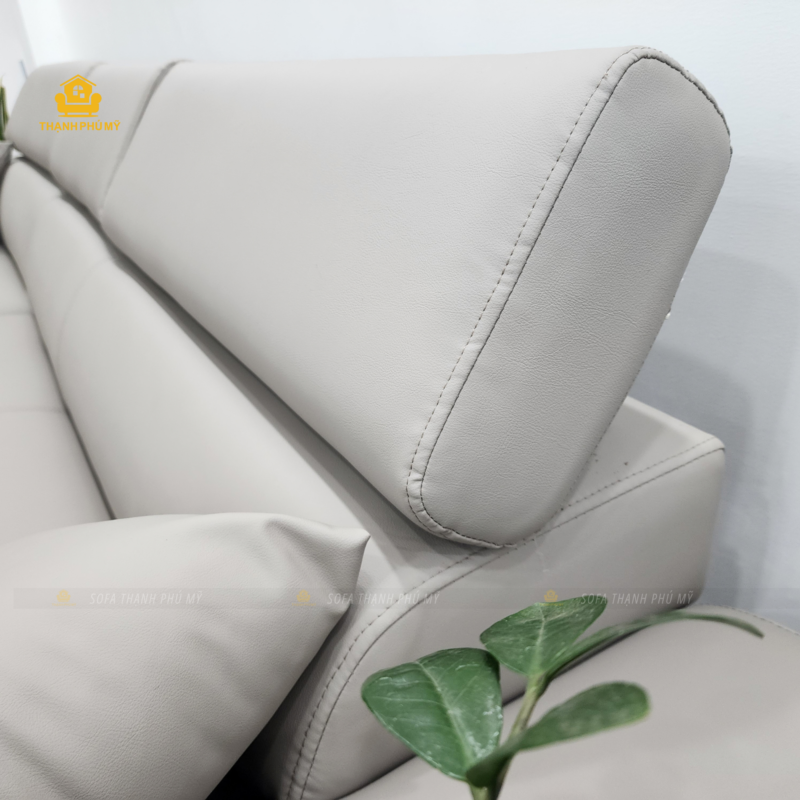 Cận cảnh tựa lưng sofa da Simili xám be với đường may viền hoàn thiện.
