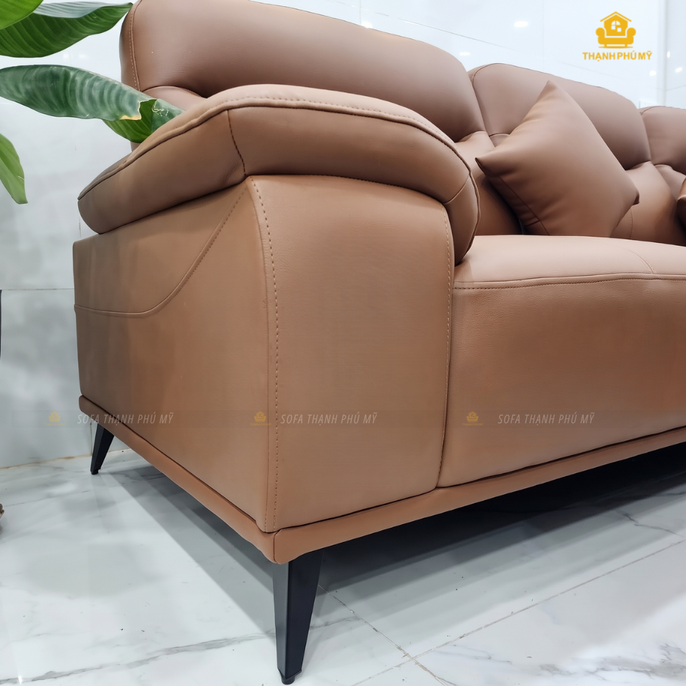 Chân kim loại cao và tay bo mềm của sofa góc TPM 088.