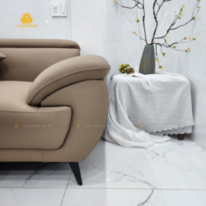 Chi tiết tay vịn thấp, cong vào phía lòng đệm của sofa TPM 068