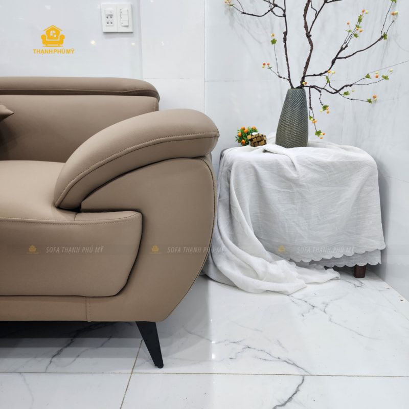 Chi tiết tay vịn thấp, cong vào phía lòng đệm của sofa TPM 068