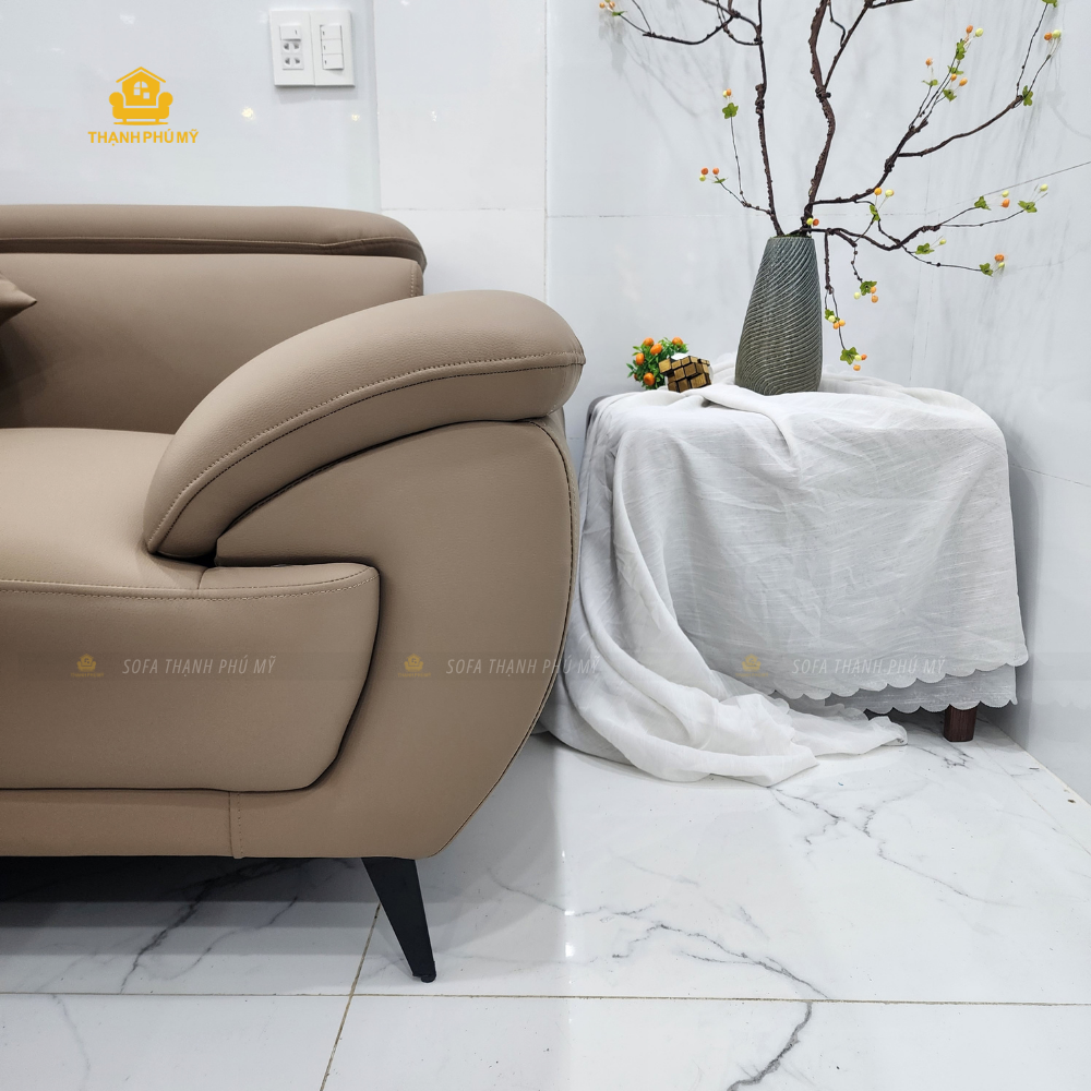 Chi tiết tay vịn thấp, cong vào phía lòng đệm của sofa TPM 068