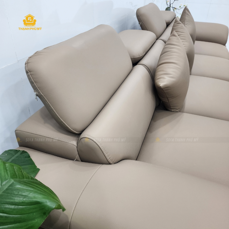 Cận cảnh phần tựa đầu, gối tựa và đệm bọc da microfiber của sofa TPM 068