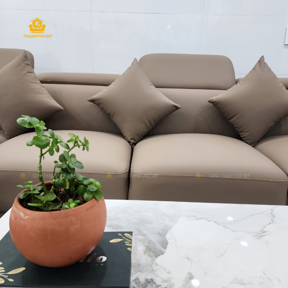 Cận cảnh đệm ngồi và gối tựa màu nâu be của sofa TPM 068