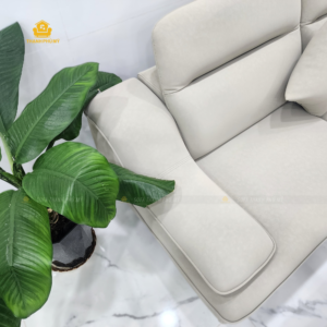 Chi tiết đường may và lớp đệm tay của sofa Microfiber màu be.