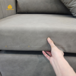 Kiểm tra độ đàn hồi của đệm rời khung trên sofa bọc Simili.