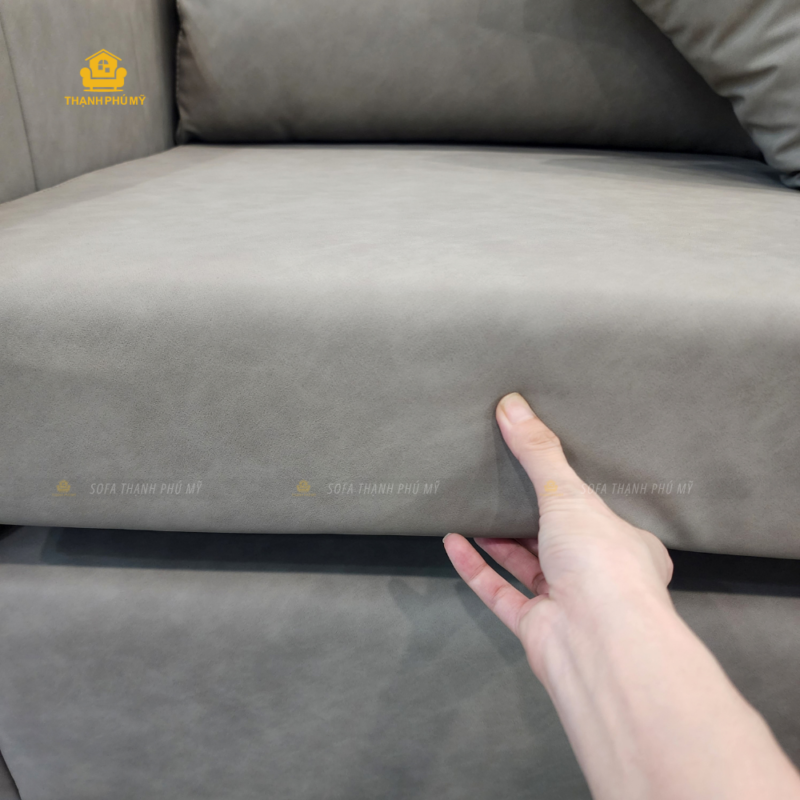 Kiểm tra độ đàn hồi của đệm rời khung trên sofa bọc Simili.