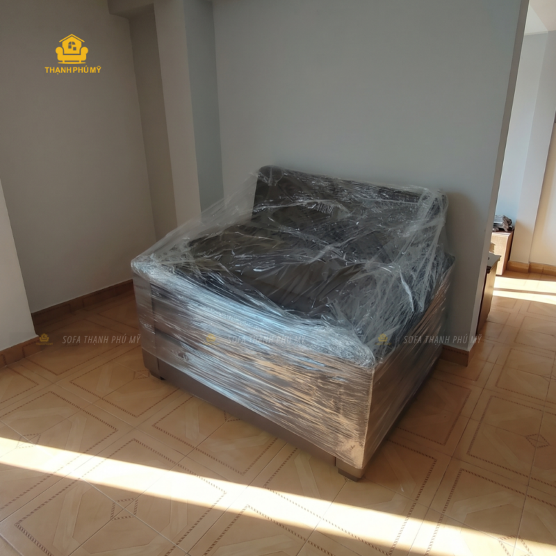 Sofa giường kéo 1m2 còn nguyên màng bảo vệ khi giao lên tầng 2 nhà khách tại Buôn Ma Thuột.
