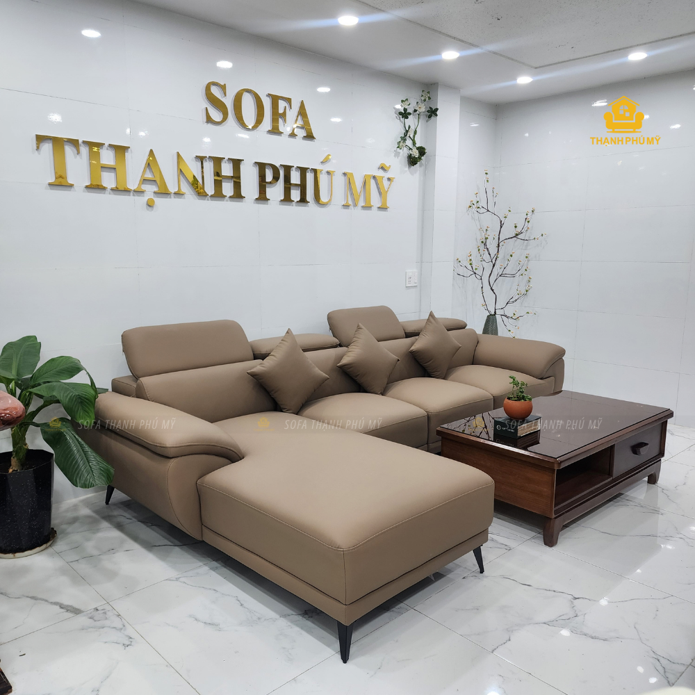 Toàn cảnh sofa góc chữ L TPM 068 màu nâu be tại showroom Thạnh Phú Mỹ