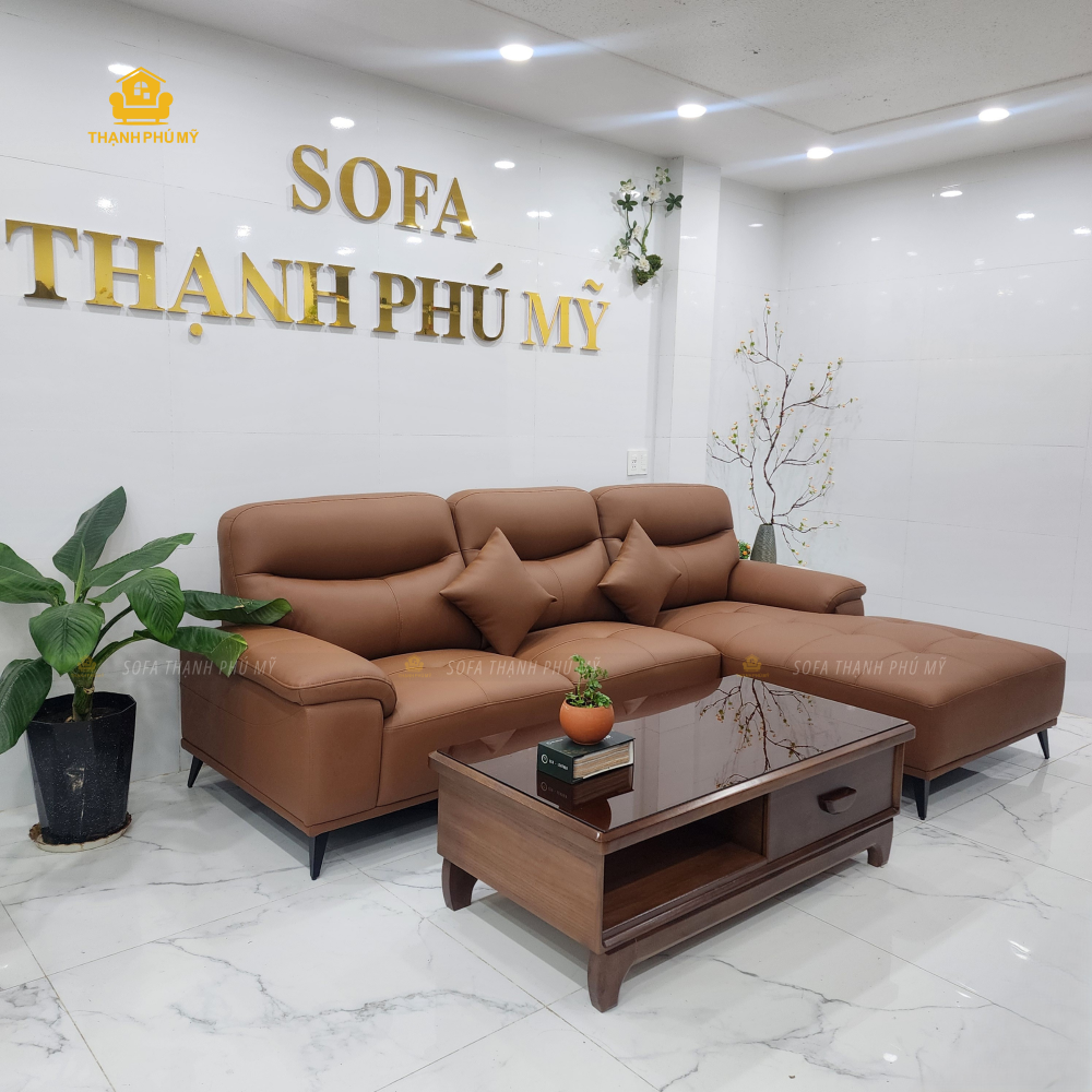 Sofa TPM 088 màu nâu phối cùng bàn trà gỗ trong không gian phòng khách.