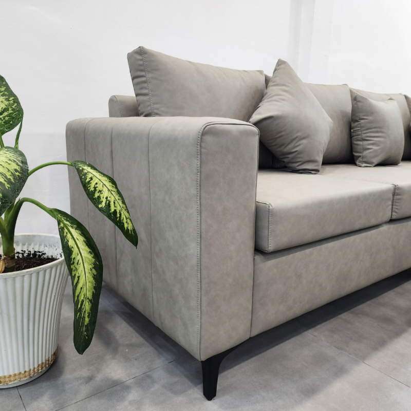 Cận cảnh tay vịn bọc Simili và chân kim loại của sofa góc L 2m8 x 1m8.