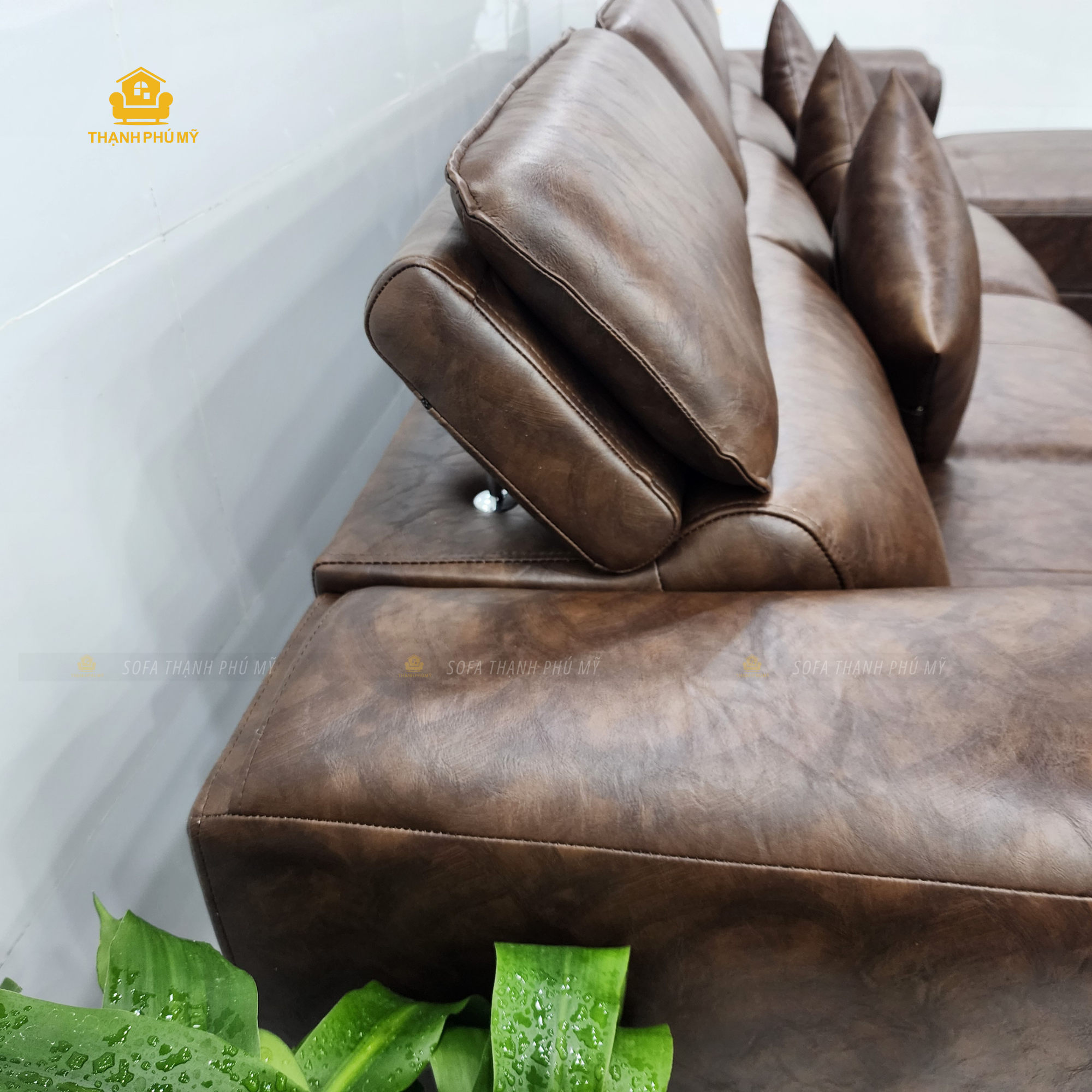 chi tiết tựa đầu nâng hạ cơ học của bộ sofa da microfiber 3m2 x 1m8